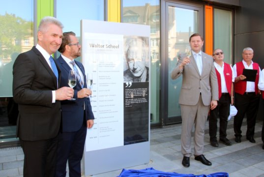 Stießen am Sonntag auf Walter Scheel an, der 99 Jahre alt geworden wäre: v.li Landesminister Prof. Dr. Andreas Pinkwart (FDP), FDP-Kreisvorsitzender Dr. Robert Weindl und Oberbürgermeister Tim Kurzbach (SPD). (Foto: © Bastian Glumm)