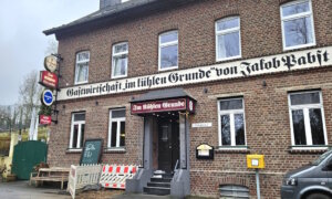 Das Restaurant „Im kühlen Grunde“ ist ein verstecktes Juwel im malerischen Tal, das sowohl Einheimische als auch Besucher mit seiner charmanten Atmosphäre und köstlichen Speisen begeistert. (Foto: © Miriam Köppchen)