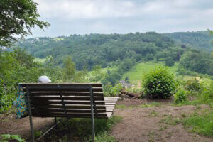 Die Liegebank am Aussichtspunkt lädt zu einer ausgedehnten Rast mit Blick über das Bergische Land ein. (Foto: © Miriam Köppchen)