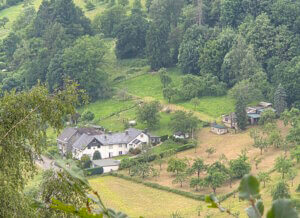 Alte Obstwiesen, dicht bewaldete Hänge und kleine Hofschaften prägen die Landschaft entlang des Wanderweges. (Foto: © Miriam Köppchen)