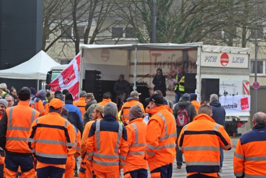 Die Gewerkschaft Verdi hatte gestern zum Warnstreik aufgerufen. Auf dem Rathausplatz versammelten sich mittags zu einer Kundgebung mehrere Hundert Menschen. (Foto: © Tim Oelbermann)