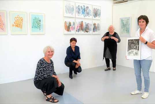 (v. li. Ulla Riedel, Astrid Kirschey, Teresa Wojciechowska, Tati Strombach-Becher) Die Projektgruppe Druckgrafik Bergisch Land präsentiert am kommenden Sonntag in der Galerie Kirschey ihren neuen Druckkalender „was da ist“. (Foto: © Martina Hörle)