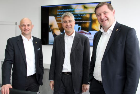Thomas Fürst (mi.) ist Geschäftsführer der WebID Solutions GmbH. Er begrüßte am Mittwoch Oberbürgermeister Tim Kurzbach (re.) und Frank Balkenhol, Geschäftsführer der Solinger Wirtschaftsförderung, in den Räumen des Unternehmens an der Kieler Straße. (Foto: © B. Glumm)