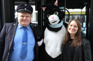 Busfahrer der Linie 681, Maskottchen Kater Salabim (im Kostüm: Sandra Kratz) und Sandra-Janine Schneider bei der Auftaktfahrt der neuen O-Bus-Quiztour am Freitag. (Foto: © Bastian Glumm)