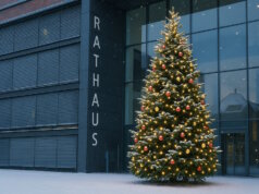 Wir haben die KI bemüht, wie das Solinger Rathaus mit einem Weihnachtsbaum aussehen könnte. Der neue Oberbürgermeister Daniel Flemm (CDU) bestätigte jetzt im Gespräch mit dem SolingenMagazin, einen Baum zur Advents- und Weihnachtszeit aufstellen zu wollen. (Bild: Open AI)