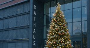 Wir haben die KI bemüht, wie das Solinger Rathaus mit einem Weihnachtsbaum aussehen könnte. Der neue Oberbürgermeister Daniel Flemm (CDU) bestätigte jetzt im Gespräch mit dem SolingenMagazin, einen Baum zur Advents- und Weihnachtszeit aufstellen zu wollen. (Bild: Open AI)