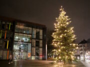 Solingen: Elf Meter hoher Weihnachtsbaum vor dem Rathaus steht Ein elf Meter hoher Weihnachtsbaum schmückt jetzt den Walter-Scheel-Platz . Die Nordmanntanne aus dem Solinger Forst ersetzt den umstrittenen Stahlkranz. (Foto: © Bastian Glumm)