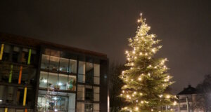 Ein elf Meter hoher Weihnachtsbaum schmückt jetzt den Walter-Scheel-Platz . Die Nordmanntanne aus dem Solinger Forst ersetzt den umstrittenen Stahlkranz. (Foto: © Bastian Glumm)