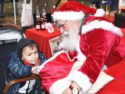 Gunter Felix vom Felix Kids-Club war am Wochenende auf dem Aufderhöher Weihnachtsmarkt in Bethanien der Weihnachtsmann, sehr zur Freude der vielen Kinder. (Foto: © Bastian Glumm)