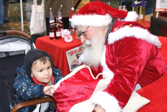 Gunter Felix vom Felix Kids-Club war am Wochenende auf dem Aufderhöher Weihnachtsmarkt in Bethanien der Weihnachtsmann, sehr zur Freude der vielen Kinder. (Foto: © Bastian Glumm)