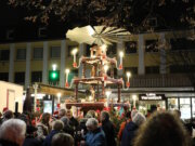Rund 100 Besucherinnen und Besucher erleben das traditionelle "Anschieben" der fünf Meter hohen Weihnachtspyramide am Samstagabend auf dem Alten Markt. (Foto: © Bastian Glumm)