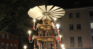 Ab kommenden Samstag dreht sich auf dem Alten Markt in der Solinger Innenstadt wieder die Weihnachtspyramide. (Archivfoto: © Bastian Glumm)