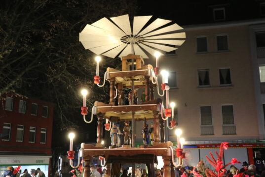 Die Weihnachtspyramide aus Solingens Partnerstadt Aue dreht sich wieder auf dem Alten Markt. (Foto: © Bastian Glumm)