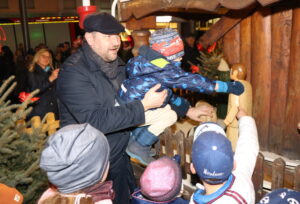 Gemeinsam mit einigen Kindern "schob" Oberbürgermeister Tim Kurzbach die Weihnachtspyramide an. (Foto: © Bastian Glumm)