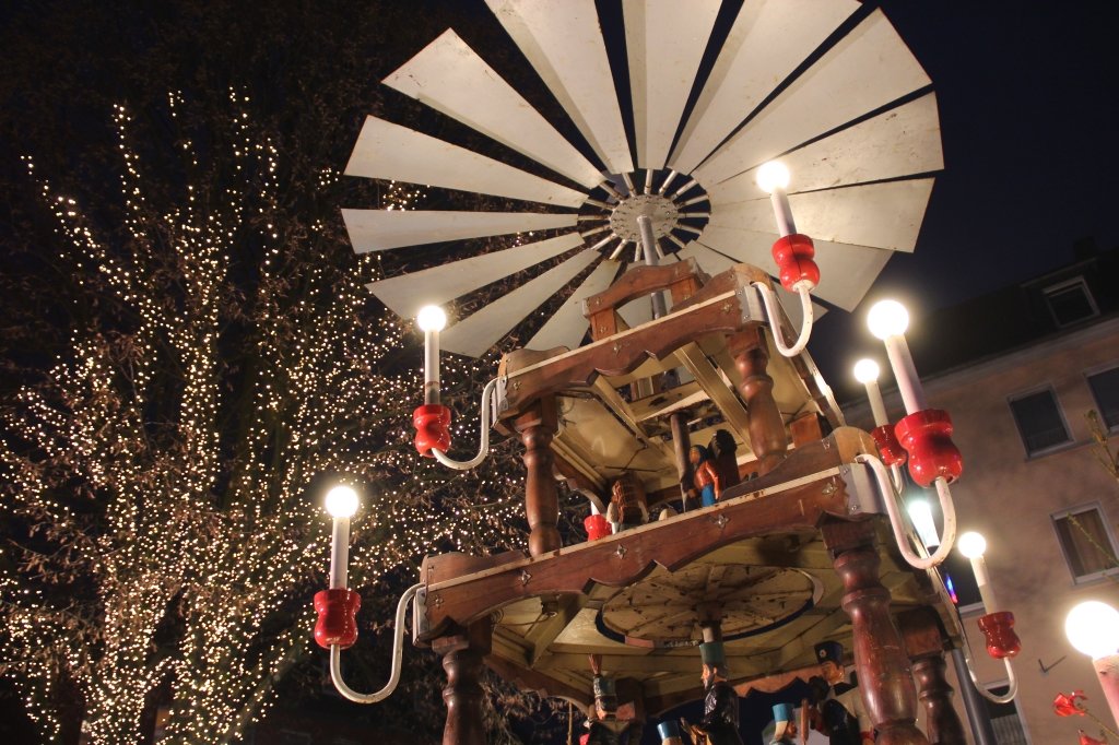 Am kommenden Samstag ist es wieder soweit: Auf dem Alten Markt wird um 17 Uhr die Weihnachtspyramide angeschoben und die Adventszeit eingeläutet. (Archivfoto: © Bastian Glumm)