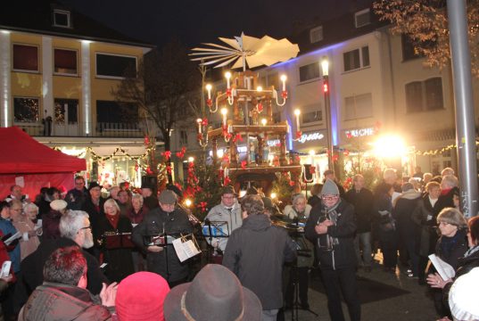 Die Weihnachtspyramide auf dem Alten Markt dreht sich seit Samstagnachmittag wieder. Mehrere Hundert Menschen kamen zusammen, um gemeinsam Weihnachtslieder zu singen. (Foto: © Bastian Glumm)