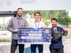 Freuen sich über die gute Platzierung: v.li. Marius Borkenhagen (Startup-Manager Solingen.Business), Preisträger Christian Senfleben und Phil Derichs (Solingen.Business). (Foto: © sdba studios)