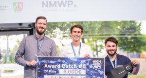 Freuen sich über die gute Platzierung: v.li. Marius Borkenhagen (Startup-Manager Solingen.Business), Preisträger Christian Senfleben und Phil Derichs (Solingen.Business). (Foto: © sdba studios)