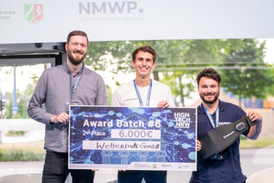 Freuen sich über die gute Platzierung: v.li. Marius Borkenhagen (Startup-Manager Solingen.Business), Preisträger Christian Senfleben und Phil Derichs (Solingen.Business). (Foto: © sdba studios)