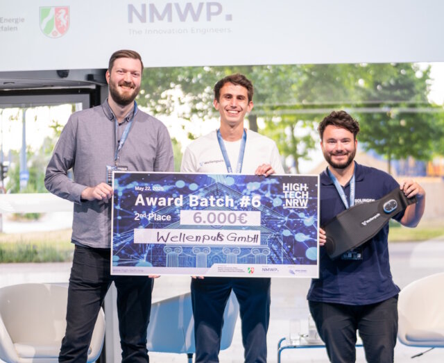 wellenpuls-bergsteiger-startup-solingen Freuen sich über die gute Platzierung: v.li. Marius Borkenhagen (Startup-Manager Solingen.Business), Preisträger Christian Senfleben und Phil Derichs (Solingen.Business). (Foto: © sdba studios)
