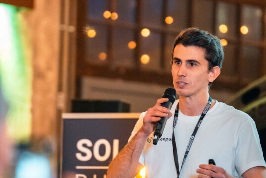 Christian Senfleben, Gründer des Solinger HealthTech-Startups Wellenpuls, wurde mit dem internationalen Creative Young Entrepreneur Award der Junior Chamber International ausgezeichnet. (Foto: © Daniel Rüsseler)