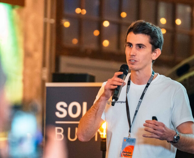 wellenpuls-christian-senfleben Christian Senfleben, Gründer des Solinger HealthTech-Startups Wellenpuls, wurde mit dem internationalen Creative Young Entrepreneur Award der Junior Chamber International ausgezeichnet. (Foto: © Daniel Rüsseler)