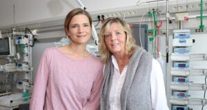 Anja Halstenbach (li.) und ihre Kollegin Annegret Oelmann sind Kinderkrankenschwestern und Stillberaterinnen im Klinikum Solingen. (Foto: © Bastian Glumm)