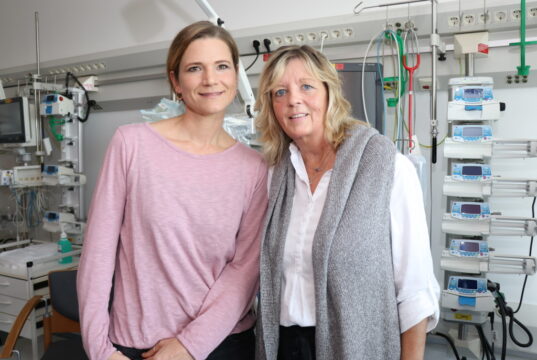 Anja Halstenbach (li.) und ihre Kollegin Annegret Oelmann sind Kinderkrankenschwestern und Stillberaterinnen im Klinikum Solingen. (Foto: © Bastian Glumm)