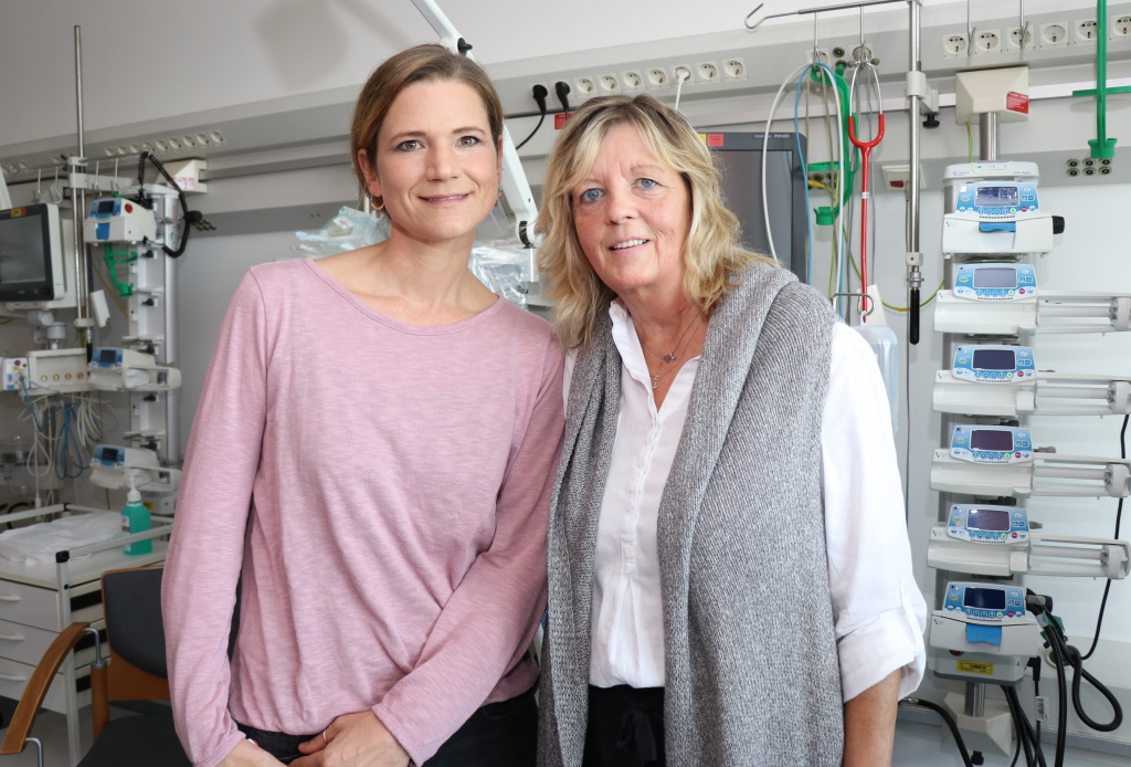 Anja Halstenbach (li.) und ihre Kollegin Annegret Oelmann sind Kinderkrankenschwestern und Stillberaterinnen im Klinikum Solingen. (Foto: © Bastian Glumm)