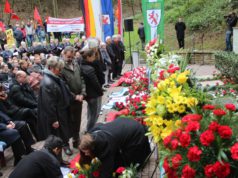 Mehrere Hundert Menschen kamen am Sonntag zur Gedenkveranstaltung am Wenzelnberg. Es wurde der 71 Häftlinge gedacht, die dort am 13. April 1945 von SS-Leuten ermordet wurden. (Foto: © B. Glumm)