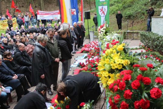 Mehrere Hundert Menschen kamen am Sonntag zur Gedenkveranstaltung am Wenzelnberg. Es wurde der 71 Häftlinge gedacht, die dort am 13. April 1945 von SS-Leuten ermordet wurden. (Foto: © B. Glumm)