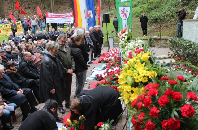 Mehrere Hundert Menschen kamen am Sonntag zur Gedenkveranstaltung am Wenzelnberg. Es wurde der 71 Häftlinge gedacht, die dort am 13. April 1945 von SS-Leuten ermordet wurden. (Foto: © B. Glumm)