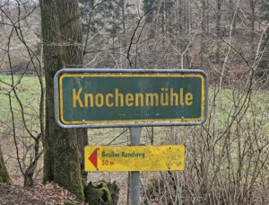 Eingebettet in eine ruhige Landschaft liegt die Knochenmühle, auch unter dem Namen „Grenzaue“ bekannt. (Foto: © Miriam Köppchen)