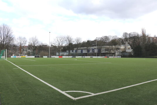 Der Kunstrasenplatz am Weyersberg in der Solinger Innenstadt. (Foto: © Bastian Glumm)