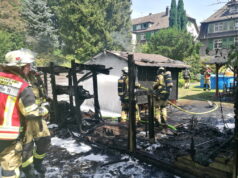 Am Freitagnachmittag wurde die Solinger Feuerwehr gegen 14.50 Uhr zu einem Einsatz auf die Weyerstraße alarmiert. Dort brannten zwei Gartenhäuser am Ende eines Gartengrundstücks. (Foto: © Feuerwehr Solingen)
