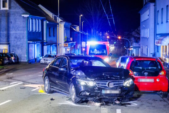 Am Dienstagabend kam es gegen 22.30 Uhr auf der Weyerstraße zu einem Verkehrsunfall zwischen zwei Pkw, zwei Personen wurden verletzt. (Foto: © Tim Oelbermann)