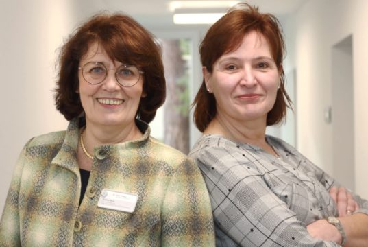 Leiten den Kurs für Mitarbeiter in der Pflege, die nach einer längeren Auszeit wieder in den Beruf einsteigen wollen: Andrea Rose (li.), Leiterin Fort- und Weiterbildung Kplus Gruppe, und Sabine Martin, Referentin im DiCV. (Foto: © Kplus Gruppe)