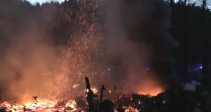 Am Freitagmorgen wurde die Feuerwehr zu einem Brandeinsatz zum Wiesenkotten gerufen, das dortige Gebäude brannte vollständig aus. (Foto: © Feuerwehr Solingen)
