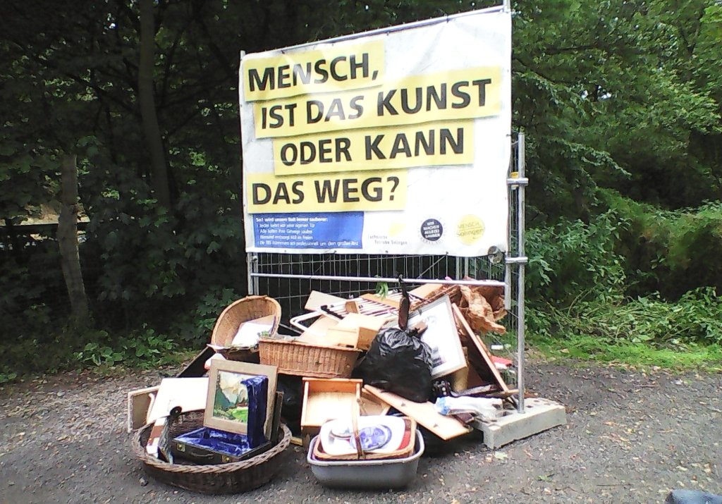 Auf dem Wanderparkplatz an der Westhausener Straße markierten die TechnischenBetriebe jetzt erstmals eine wilde Kippe mit einem Banner. (Foto: © TBS)