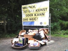 Auf dem Wanderparkplatz an der Westhausener Straße markierten die TechnischenBetriebe jetzt erstmals eine wilde Kippe mit einem Banner. (Foto: © TBS)