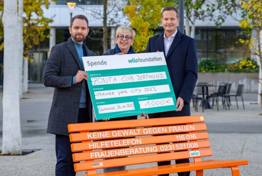 Die Wilo-Foundation spendet anlässlich der Kampagne erneut 1.000 Euro für die Aktion „NEIN heißt NEIN“ der Dortmunder Frauenberatungsstelle. Bei der Scheckübergabe (von links): David Höltgen (Wilo-Foundation), Ute Walter (Zonta Club Dortmund) und Dr. Patrick Niehr (Wilo Gruppe). (Foto: © Timm Westen/WILO SE)