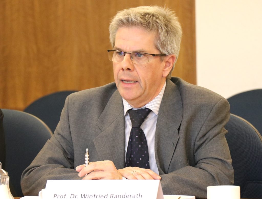 Prof. Dr. Winfried J. Randerath ist Chefarzt der Lungen-Fachklinik Bethanien in Aufderhöhe. (Foto: © Bastian Glumm)