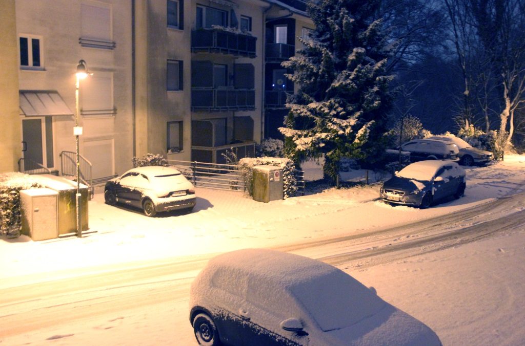 Der Winter mag in Solingen nicht aufgeben. Am Abend kam es zu neuen Schneefällen und auch in der Nacht auf Samstag wird mit weiteren Niederschlägen und Schnee gerechnet. Der Deutsche Wetterdienst hat zudem eine Warnung für Sturmböen ausgegeben. (Foto: B. Glumm)