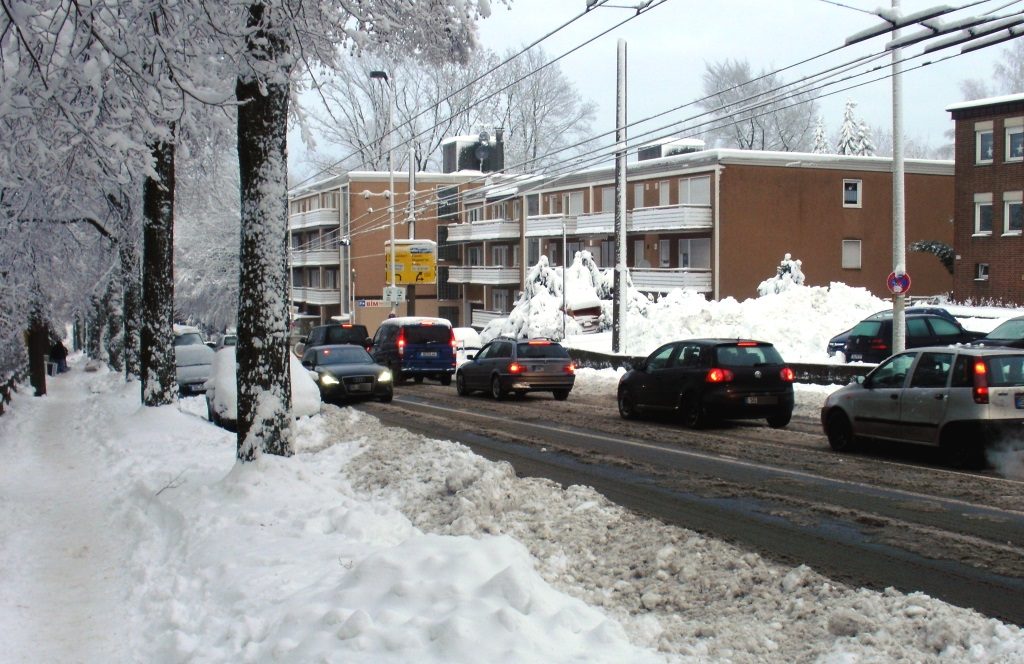 Der DWD warnt vor starkem Schneefall: In der Nacht auf Freitag sollen in Solingen bis zu 20 Zentimeter Neuschnee fallen. Autofahrer sollten sich darauf einstellen. (Archivfoto: B. Glumm)