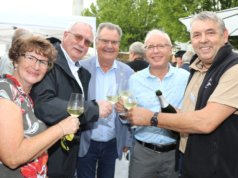 Stießen zur Eröffnung des 25. Winzerfestes am Freitagnachmittag auf dem Fronhof an: v.li. Susanne Garpheide-Keusen (W.I.R.), Bezirksbürgermeister Richard Schmidt, Bürgermeister Ernst Lauterjung, Detlef Ammann (W.I.R.) und Winzervertreter Harry Schreier. (Foto: © Bastian Glumm)