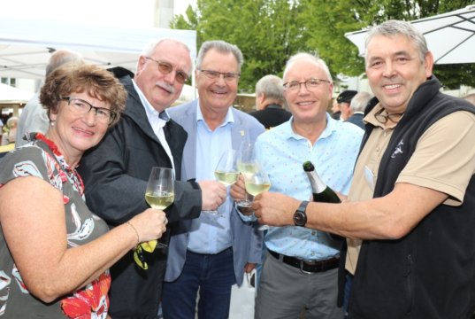Stießen zur Eröffnung des 25. Winzerfestes am Freitagnachmittag auf dem Fronhof an: v.li. Susanne Garpheide-Keusen (W.I.R.), Bezirksbürgermeister Richard Schmidt, Bürgermeister Ernst Lauterjung, Detlef Ammann (W.I.R.) und Winzervertreter Harry Schreier. (Foto: © Bastian Glumm)