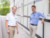 Der Beigeordnete Andreas Budde (l.) und Oberbürgermeister Daniel Flemm übergaben die Baugenehmigung für den Wiederaufbau der Wipperaue persönlich vor Ort. (Foto: © Stadt Solingen)