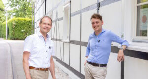Grünes Licht für die Wipperaue: Baugenehmigung für Wiederaufbau erteilt Der Beigeordnete Andreas Budde (l.) und Oberbürgermeister Daniel Flemm übergaben die Baugenehmigung für den Wiederaufbau der Wipperaue persönlich vor Ort. (Foto: © Stadt Solingen)