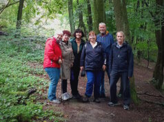 Gesundheitswandern unter dem Motto „Schnecken sehen mehr vom Weg“, initiiert vom Solinger Verein „Wir in der Hasseldelle“. (Foto: © Netzwerk Nachbarschaft/Malte Andresen)