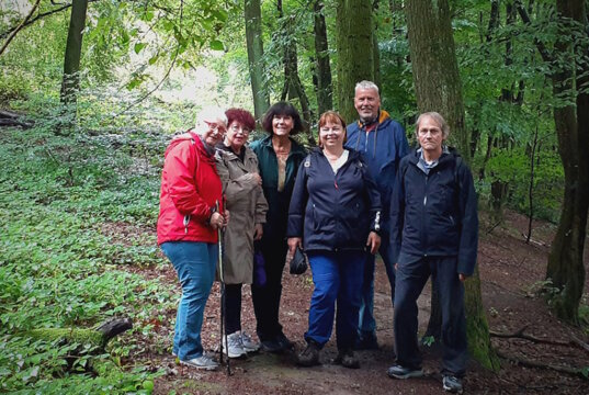Gesundheitswandern unter dem Motto „Schnecken sehen mehr vom Weg“, initiiert vom Solinger Verein „Wir in der Hasseldelle“. (Foto: © Netzwerk Nachbarschaft/Malte Andresen)